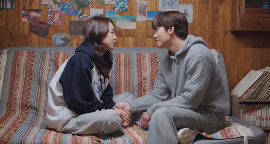 Cho Sam-dal and Cho Yong-pil are sitting on the sofa in Welcome to Samdal-ri