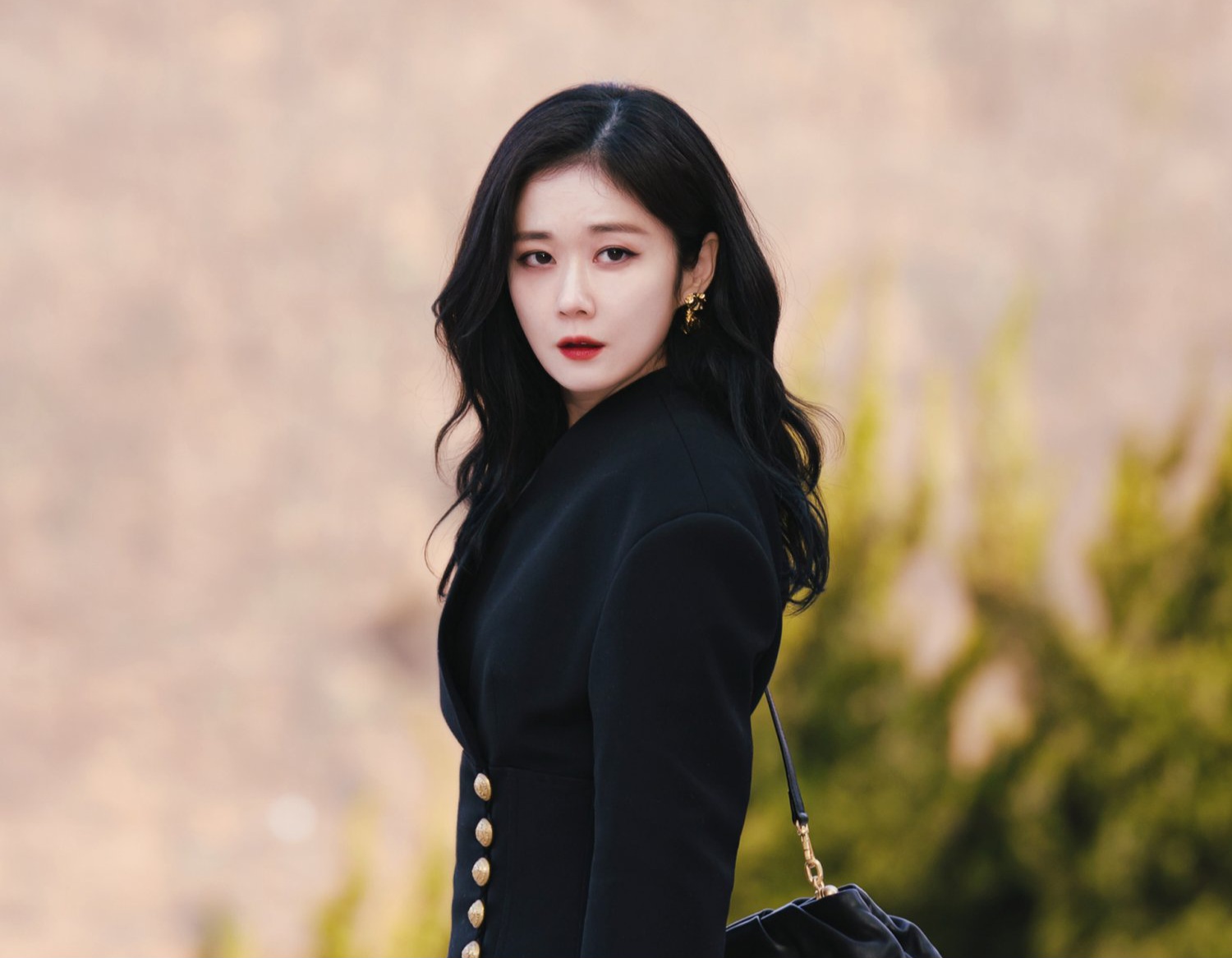 Jang Na-ra as Hong Ji-ah in Sell Your Haunted House