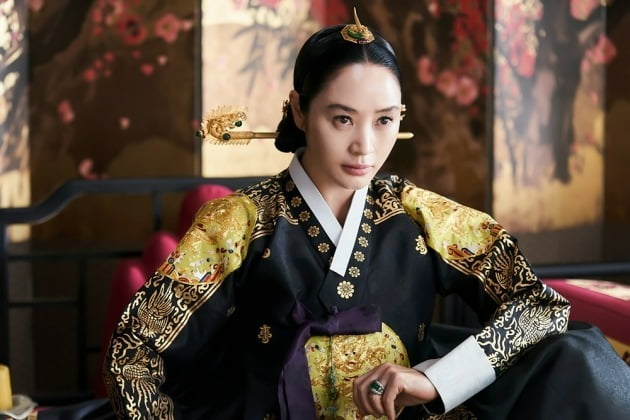 Kim Hye-soo as Queen Im Hwa-ryeong in Under the Queen's Umbrella