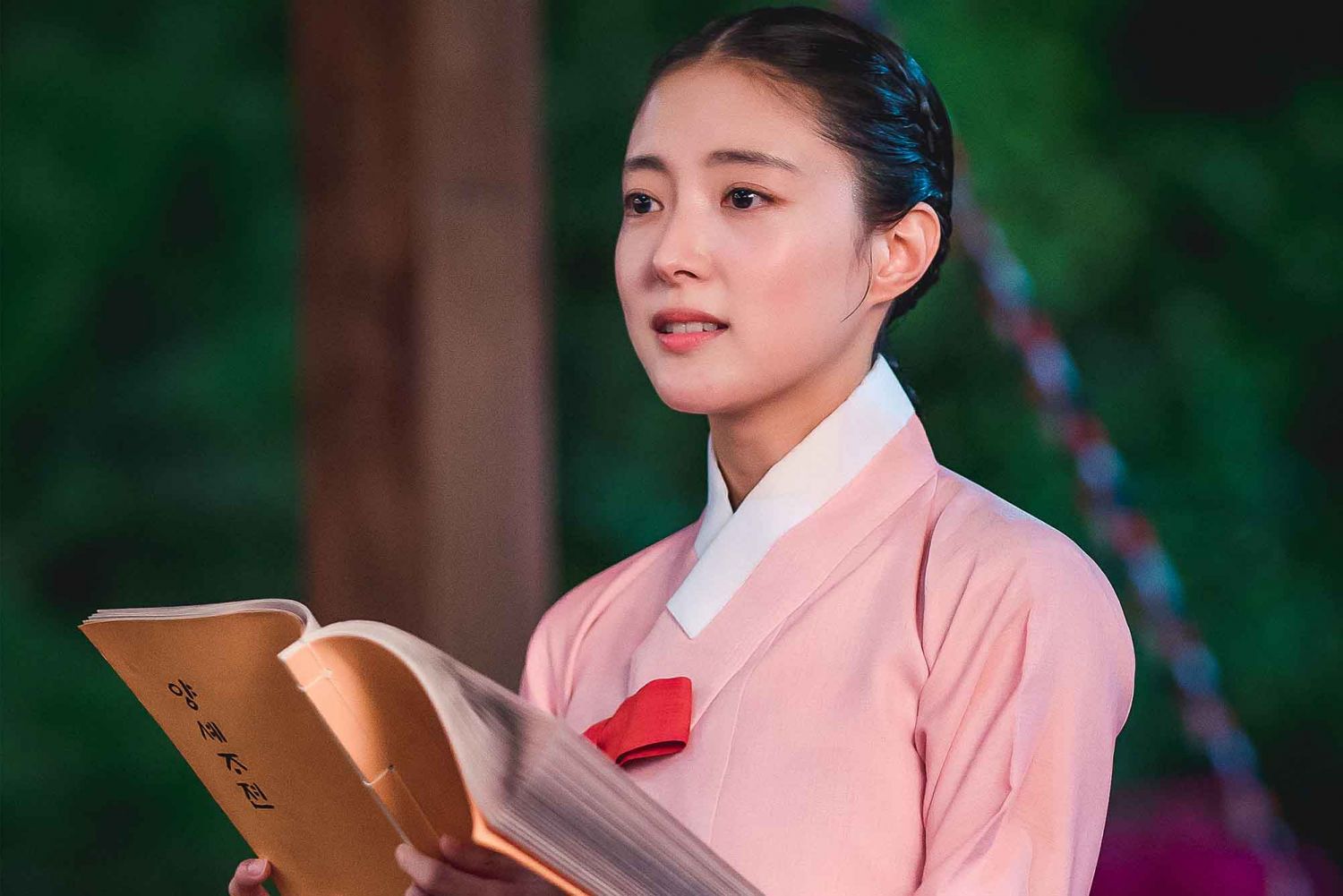 Lee Se-young as Seong Deok-im in The Red Sleeve