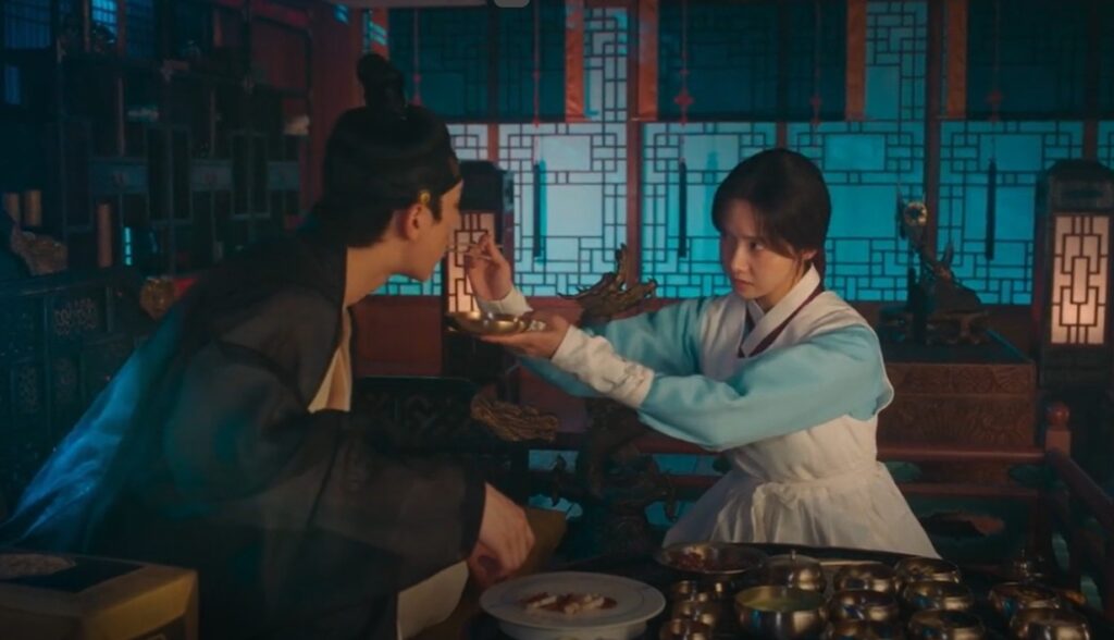 Ji-young feeding Yi Heon in Bon Appétit, Your Majesty